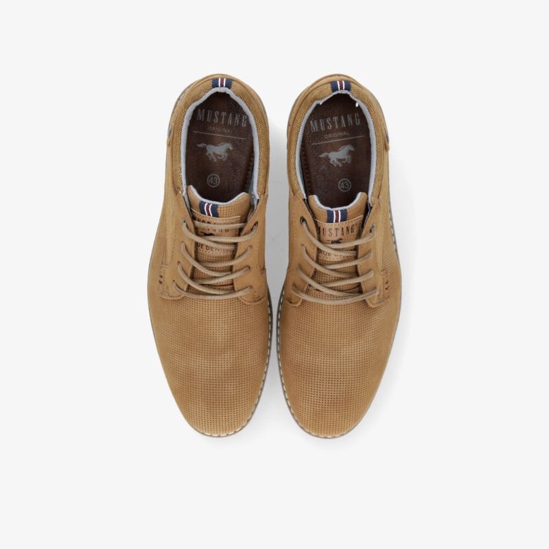 Beige Wildleder Schnürschuhe im Paar aus der Draufsicht, bequemes und elegantes Design für den Alltag