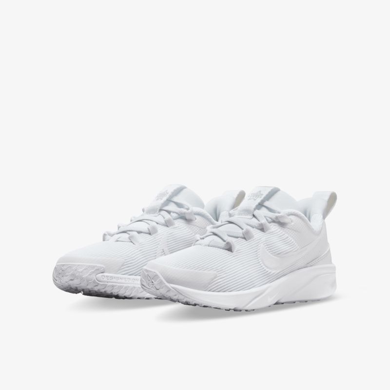 Stilvolle weiße Sportschuhe mit moderner Silhouette und bequemer Passform, ideal für Freizeit und Sport.