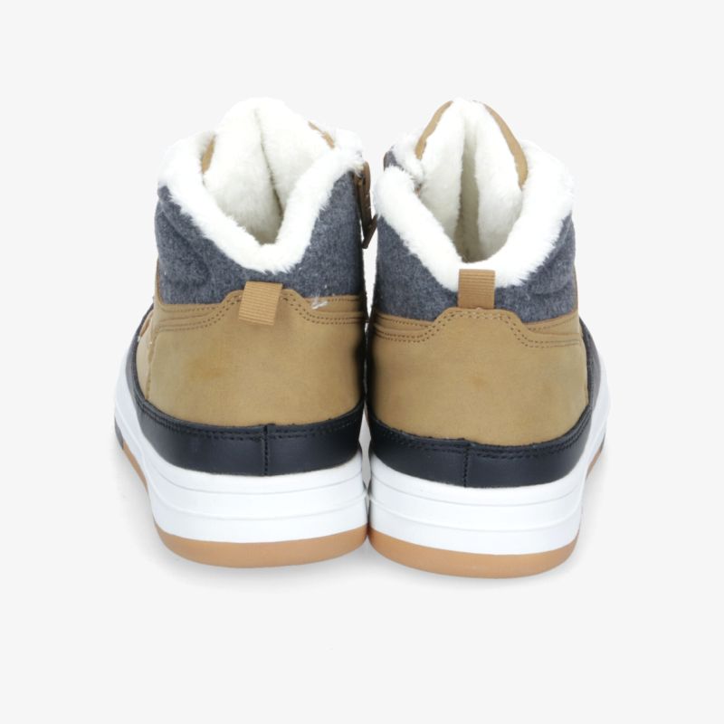 Robuste Schuhe mit warmem Innenfutter und rutschfester Sohle in klarer Rückansicht