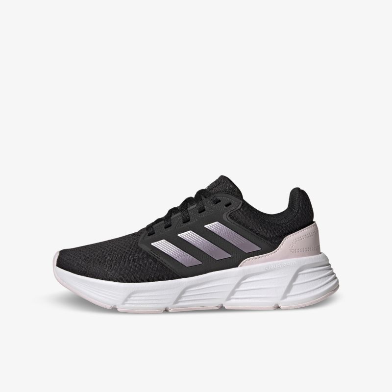 Moderner schwarzer Sneaker mit weißer Sohle und markanten Streifen. Ideal für lässigen Stil und hohen Komfort.