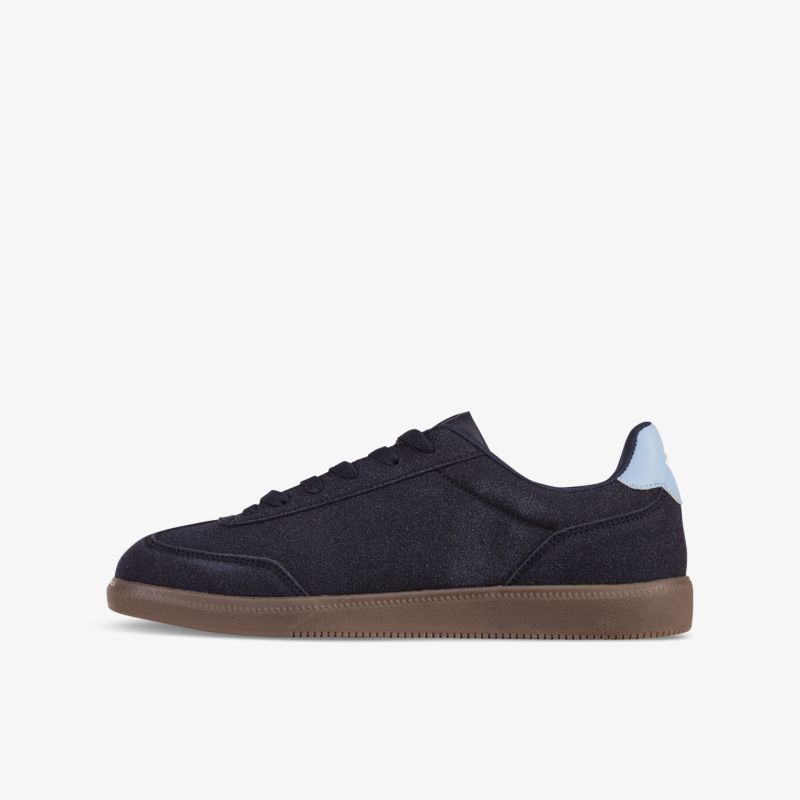 Moderner schwarzer Sneaker mit blauer Fersenkappe und gummierter Sohle, seitliche Ansicht, leicht und komfortabel