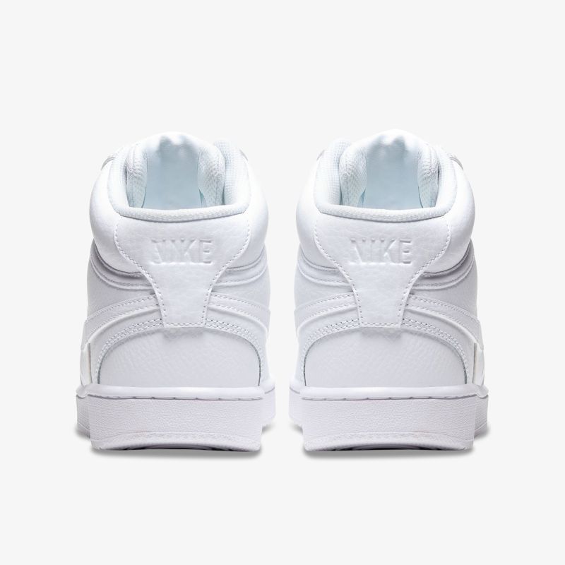 Weiße, stilvolle Sneakers mit hohem Tragekomfort, ideal für sportliche Aktivitäten.