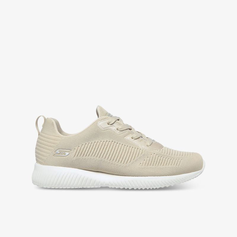 Beiger sportlicher Laufschuh seitliche Ansicht mit leichtem, atmungsaktivem Material und flexibler Sohle