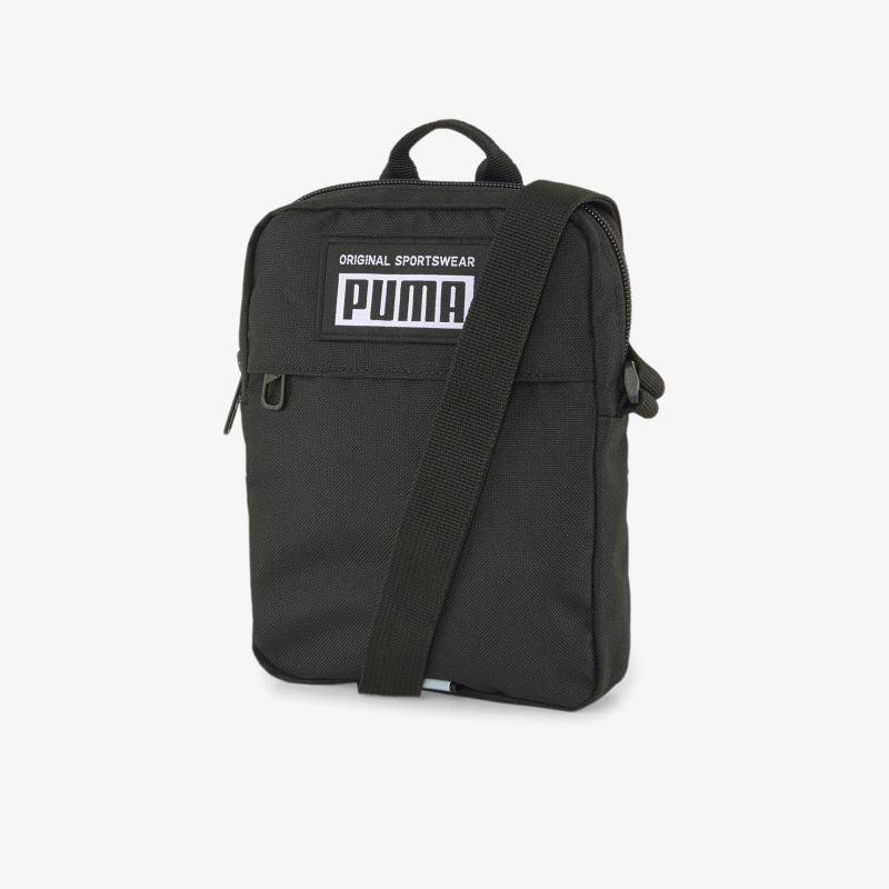 Kompakte schwarze Umhängetasche von PUMA mit verstellbarem Riemen und Reißverschluss, ideal für den Alltag.