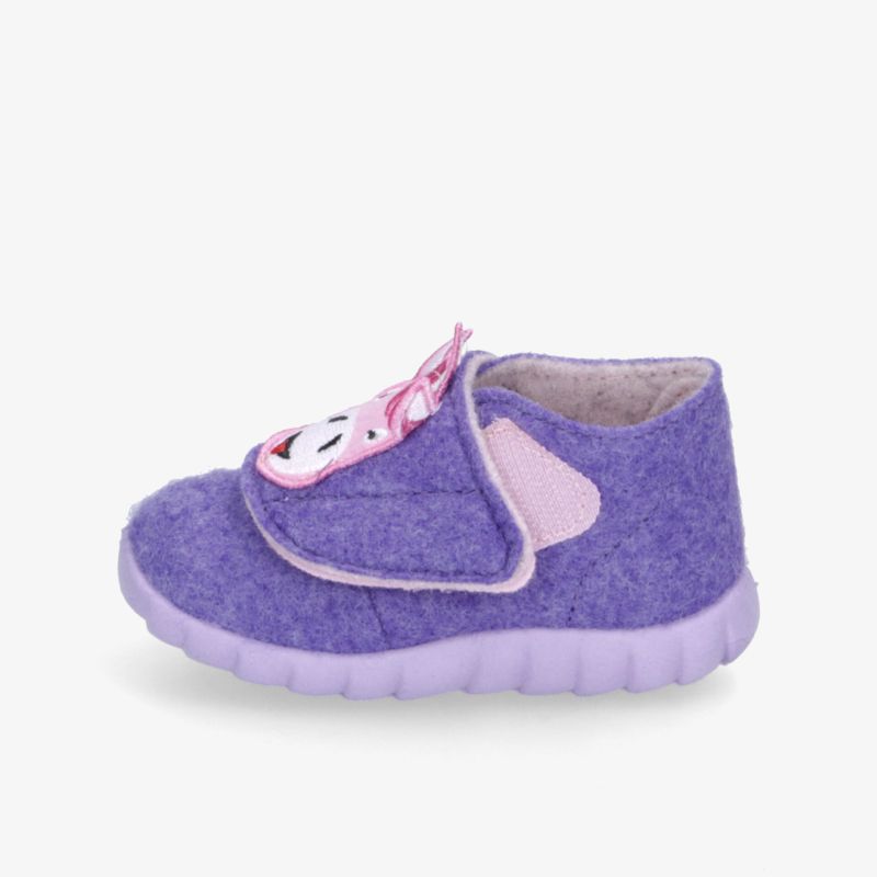 leichte violette Hausschuhe aus weichem Filz mit flexibler Schnürung und rutschfester Sohle, seitliche Ansicht