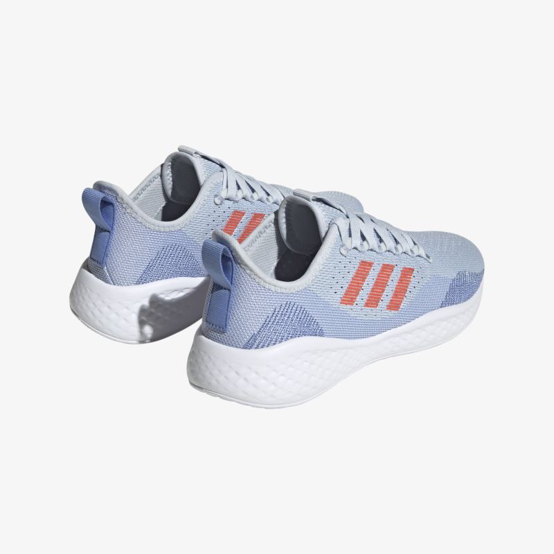 Bequeme und stylische Sportschuhe mit atmungsaktivem Obermaterial und moderner Optik, ideal für vielseitige Aktivitäten.