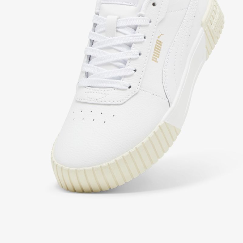 Weißer Sneaker in schräger Frontansicht mit robuster Sohle und klarer Linienführung, modernes Design