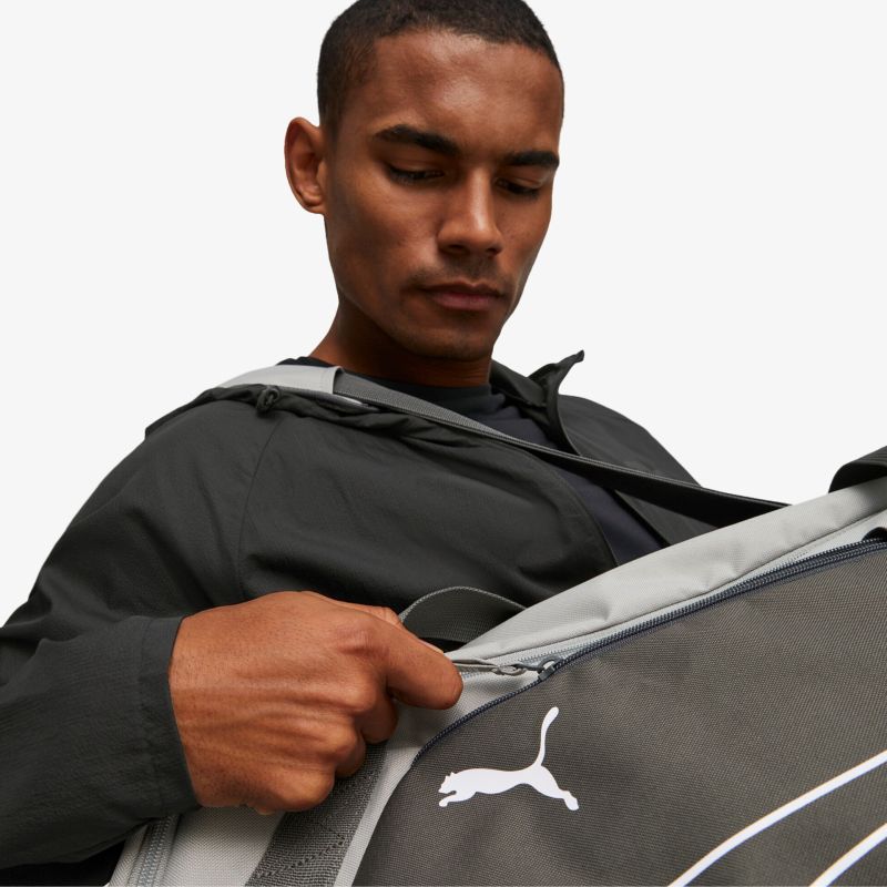 Praktische Sporttasche mit markantem Puma-Logo, robustem Reißverschluss und stilvollem Design für vielseitigen Einsatz.