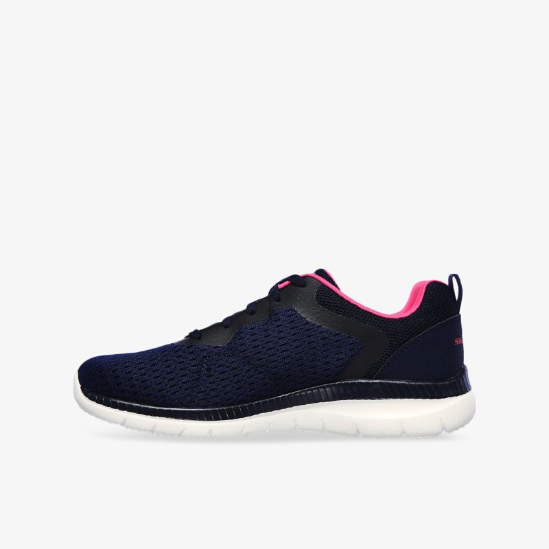 Seitliche Ansicht eines dunkelblauen Sneakers mit weißer Sohle und pinken Details, atmungsaktiv und leicht