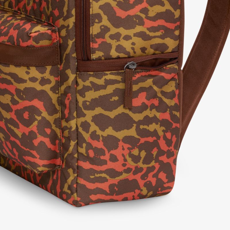 Detailaufnahme eines modischen Rucksacks mit auffälligem Muster und praktischen Reißverschlusstaschen.