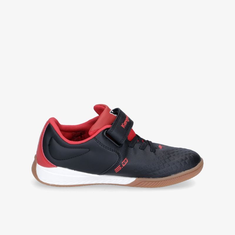 Stylische Hallenschuhe mit Klettverschluss, optimaler Traktion und bequemem Tragekomfort für sportliche Aktivitäten.