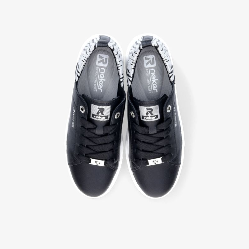 Moderne schwarze Sneaker mit klassischem Design und bequemer Passform, ideal für vielseitige Aktivitäten.