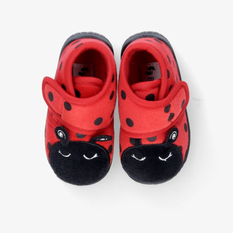 Bequeme rote Kinderschuhe mit Marienkäfer-Design und Klettverschluss für sicheren Halt und modischen Look.