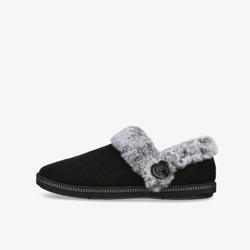 Elegante schwarze Hausschuhe mit flauschigem Innenfutter und rutschfester Sohle für angenehmen Tragekomfort.