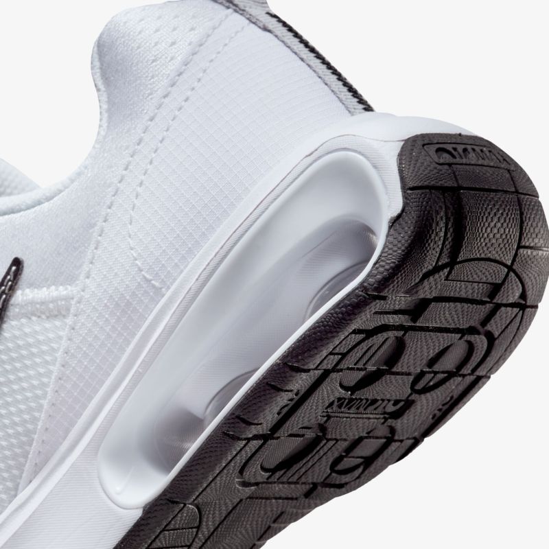 Weiße Sportschuhe mit stoßdämpfender Sohle und rutschfestem Profil für optimalen Halt.