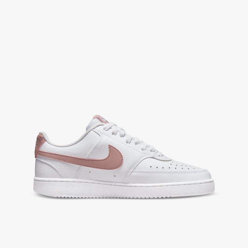 Moderner weißer Sneaker mit rosanen Akzenten, ideal für sportlichen Stil und Komfort im Alltag.