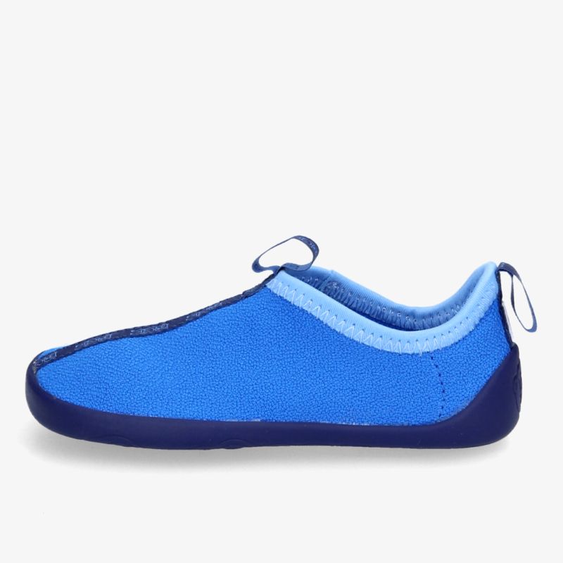Bequemer blauer Schuh mit rutschfester Sohle und flexiblem, atmungsaktivem Material. Perfekte Passform.