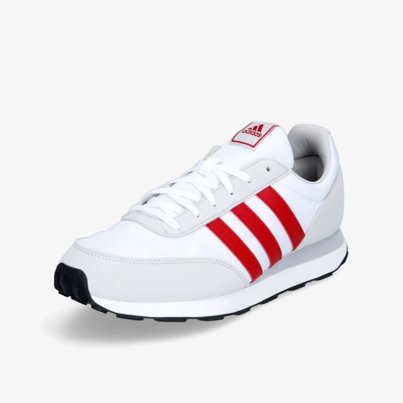 Eleganter weißer Sneaker mit roten Streifen und gepolstertem Innenfutter für optimale Bequemlichkeit und Stil.