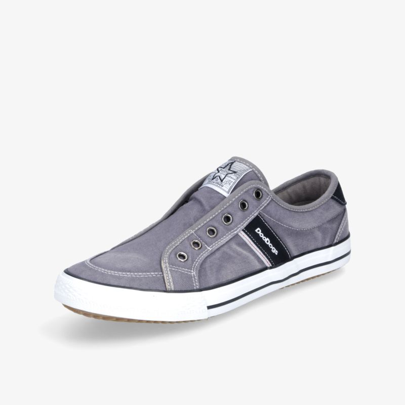 Leichter grauer Freizeitschuh mit flexiblem Material und rutschfester Sohle für hohen Tragekomfort