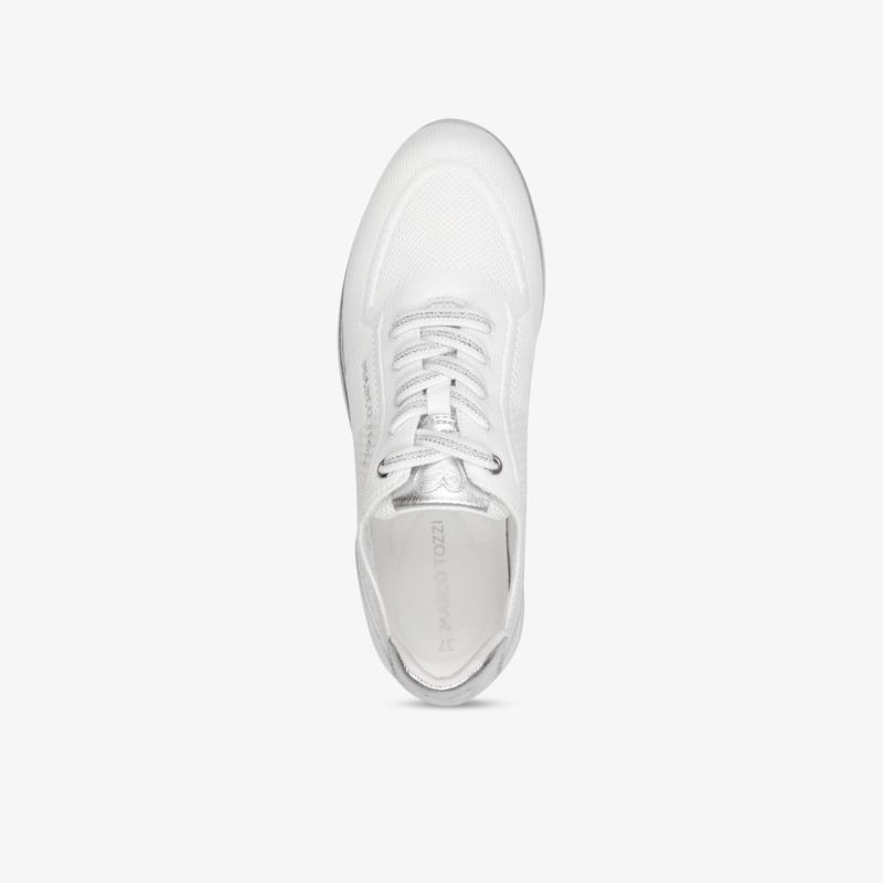 Weißer Sneaker in Draufsicht mit sportlichem Design, atmungsaktivem Material und bequemer Passform