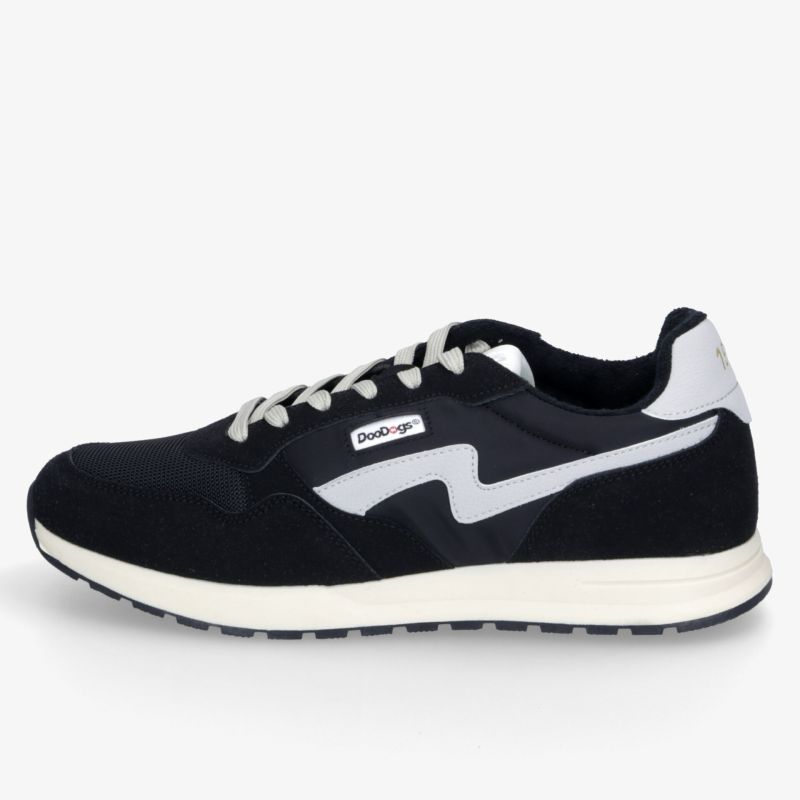 Leichter schwarzer Sneaker mit bequemer Passform und rutschfester Sohle in klarer Seitenansicht
