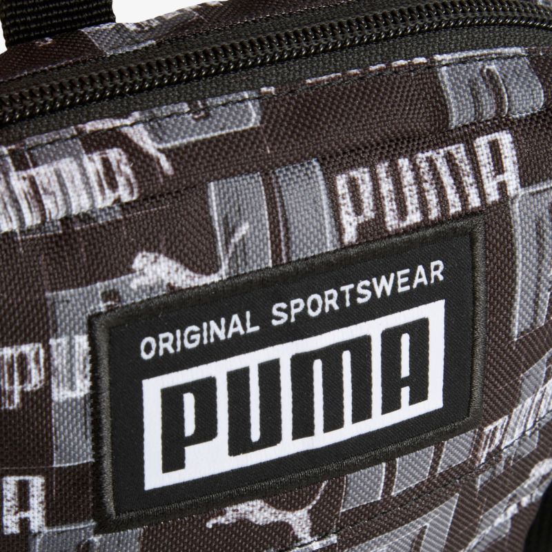 Robuste Puma-Sporttasche mit modernem Design und auffälligem Logo-Print, perfekt für aktiven Lifestyle.