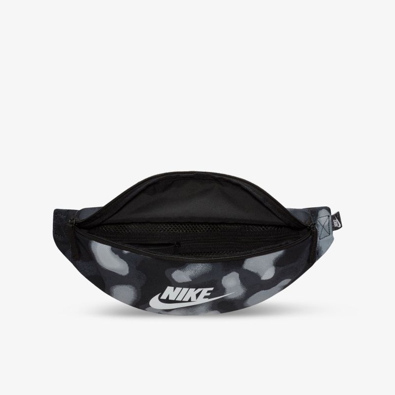 Stilvolle Camouflage-Tasche mit leicht zugänglichem Hauptfach und elegantem Design.