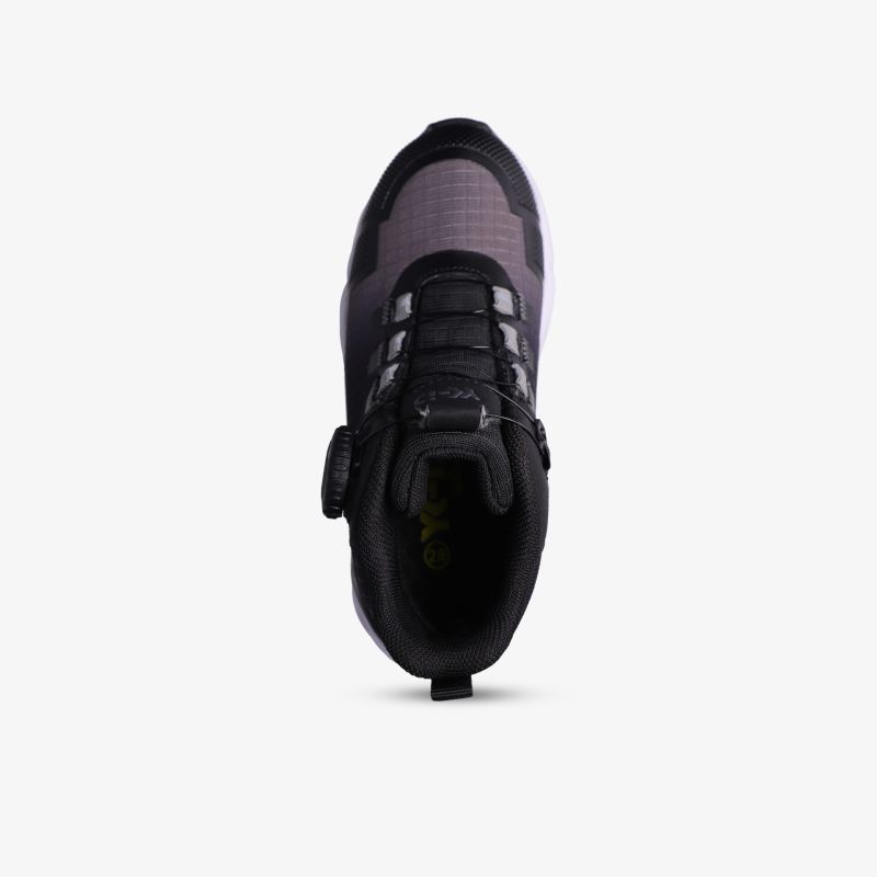 Moderner schwarzer Sportschuh mit innovativer Schnürung aus der Vogelperspektive