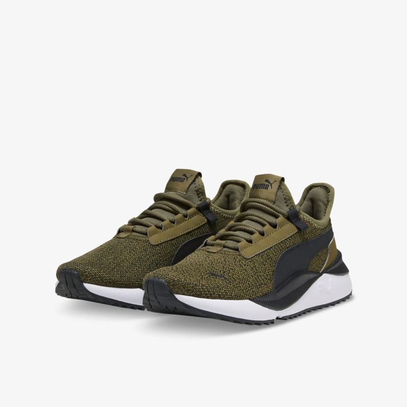 Moderne olivgrüne Sneaker mit weißer Sohle und schwarzem Akzent, ideal für sportliche Aktivitäten und Alltag.