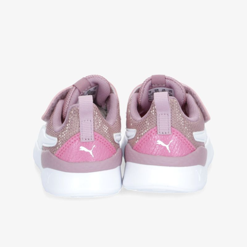 Rückansicht sportlicher Puma Sneaker in Rosa und Weiß mit rutschfester Sohle und modernem Design