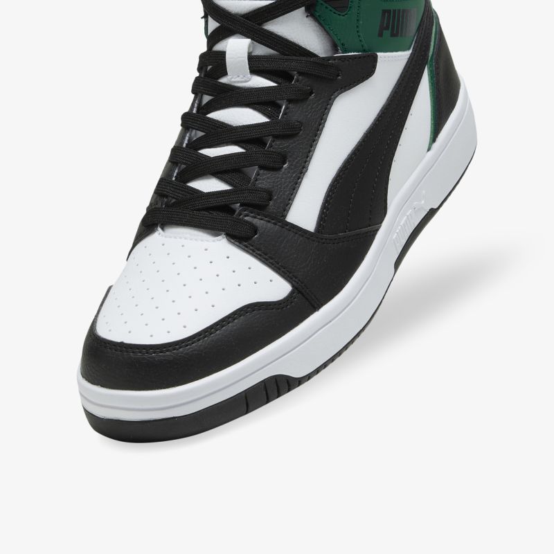 Schwarz-weißer Sneaker mit moderner Schnürung, komfortabler Polsterung und robustem Material in schräger Frontansicht