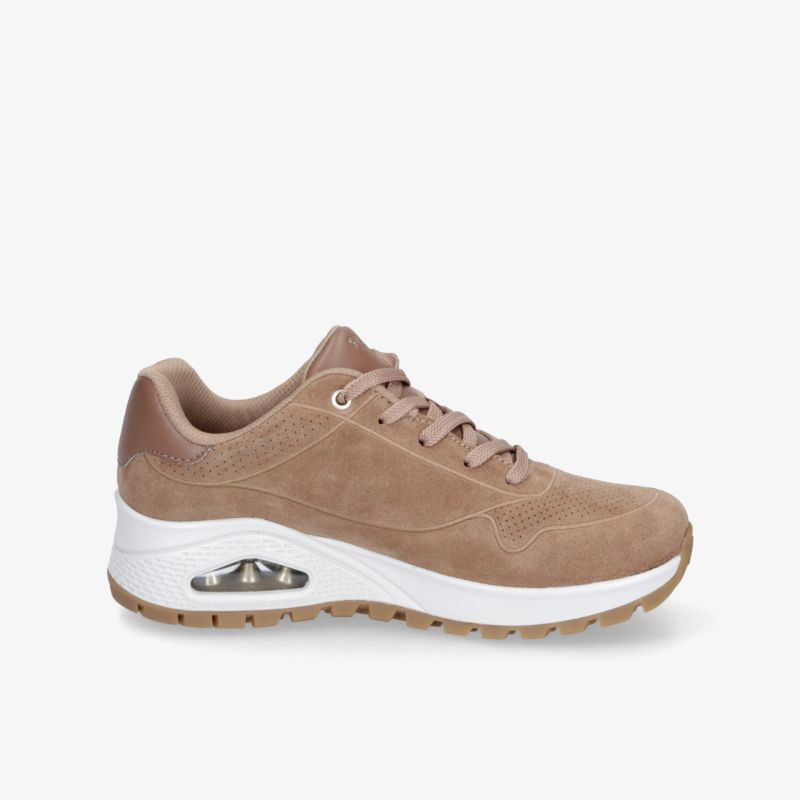 Beiger Sneaker seitlich mit dicker, stoßdämpfender Sohle und modernem, sportlichem Design