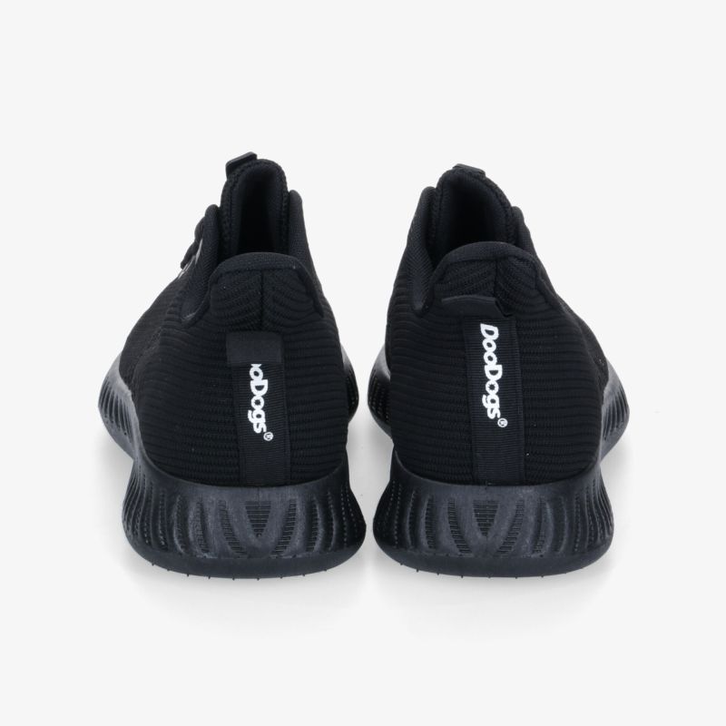 Schwarze Sneakers mit bequemer Passform und rutschfester Sohle, ideal für jeden Anlass.