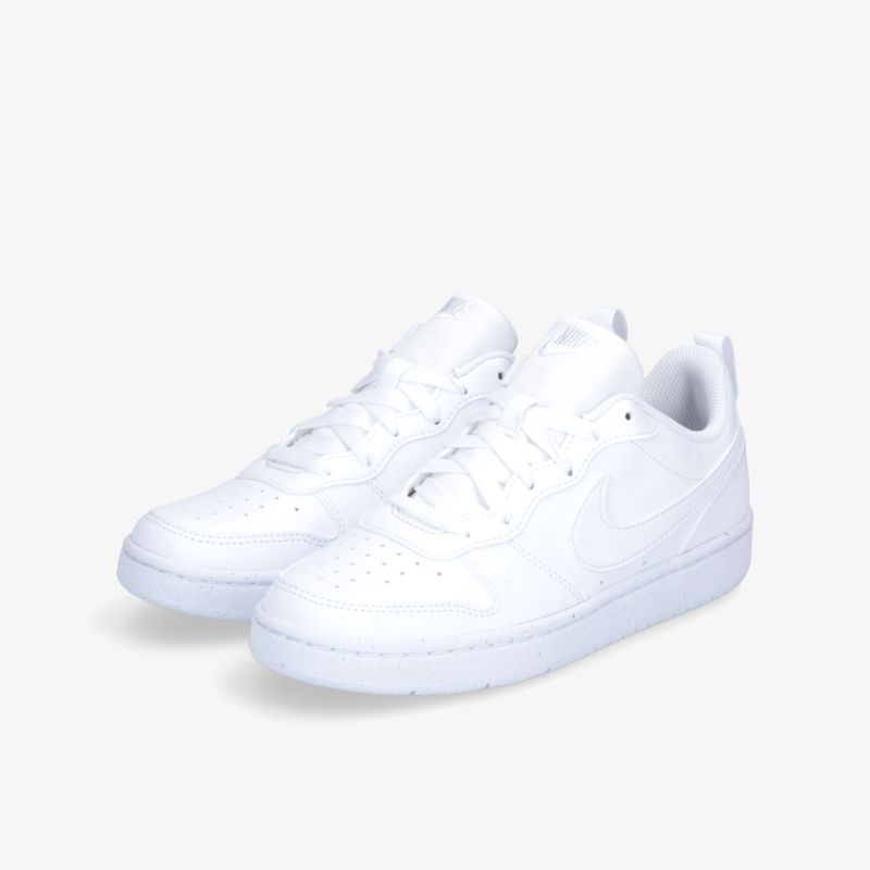 Klassische weiße Sneaker in Lederoptik, vielseitig und modern, ideal für sportlichen Alltag.