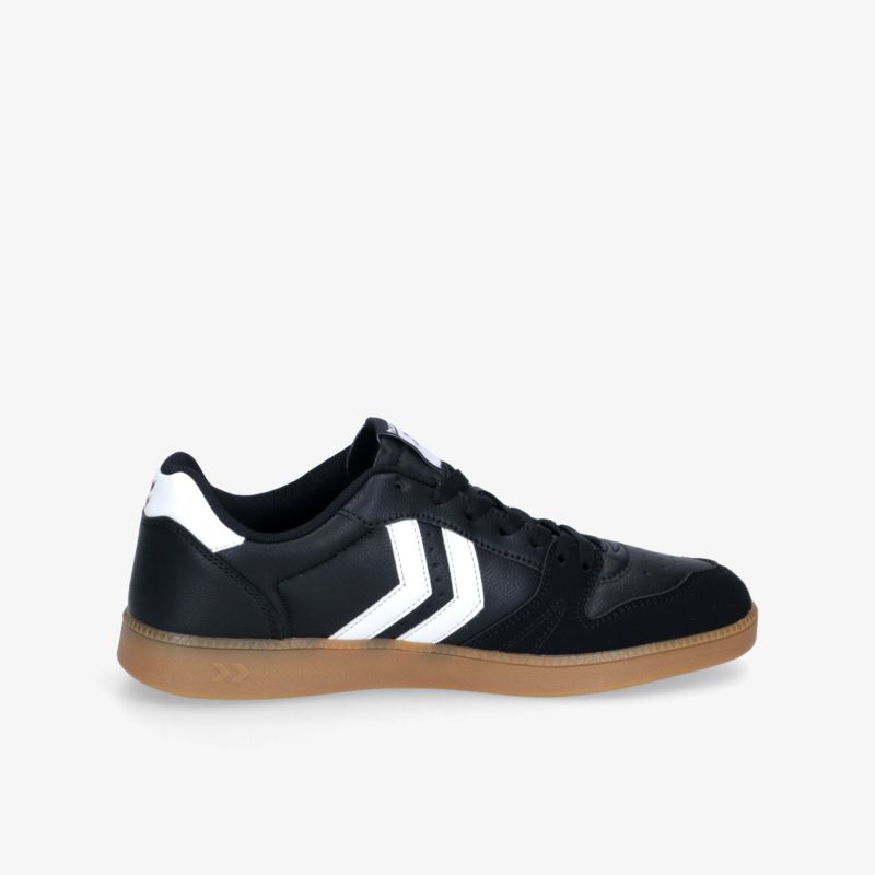 Sportlicher schwarzer Sneaker mit weißem Logo, robuster Gummisohle und bequemer Passform seitlich dargestellt