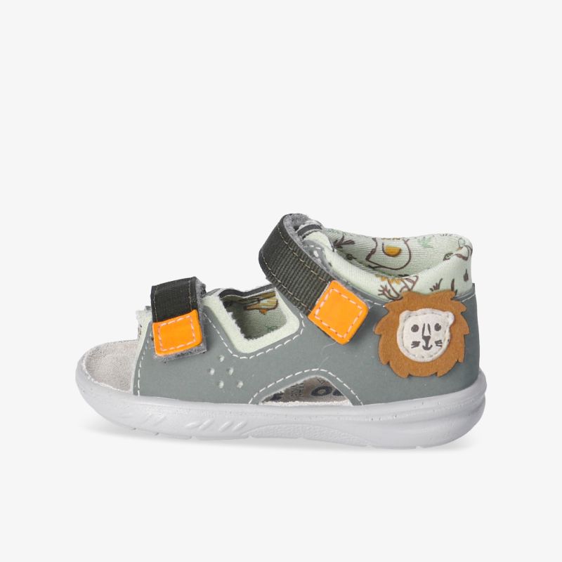 Seitliche Ansicht einer grauen Kinder-Sandalette mit orangem Löwenmotiv, Klettverschlüssen und weicher Sohle