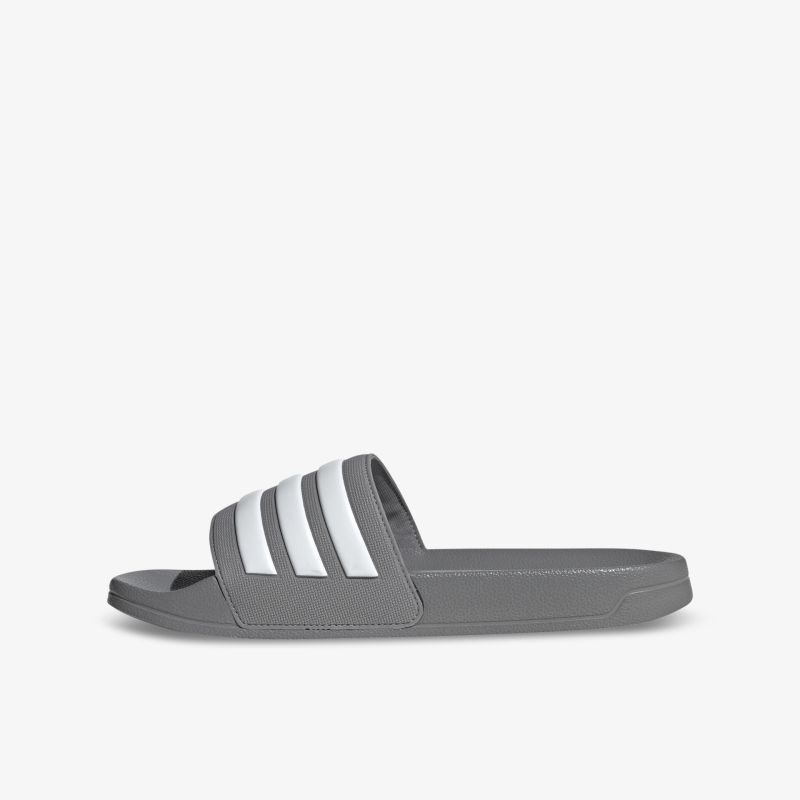 Graue Badesandale mit weißen Streifen, ideal für Freizeit und Erholung. Bequemes Design mit rutschfester Sohle.