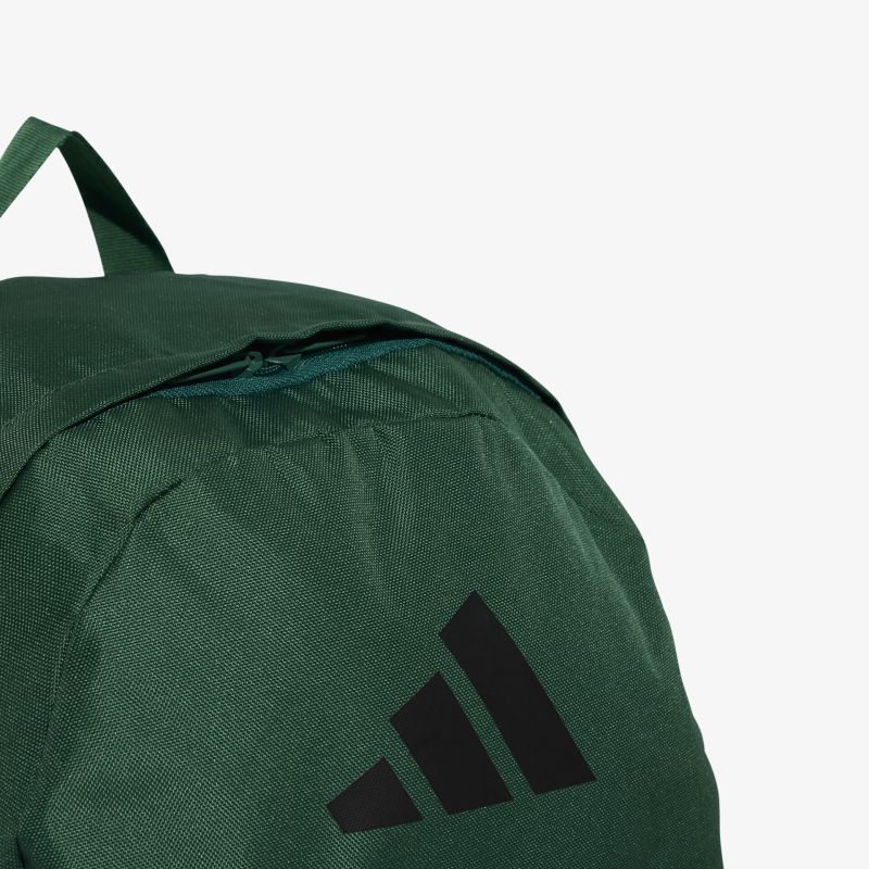 Detailansicht eines grünen Rucksacks mit deutlich sichtbarem Logo und robustem Material