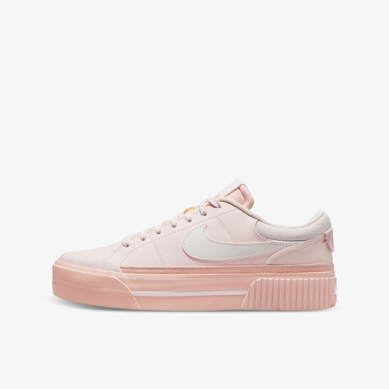 Moderner Sneaker in zartem Rosa mit stilvollem Design und bequemer Passform für vielseitige Anlässe.