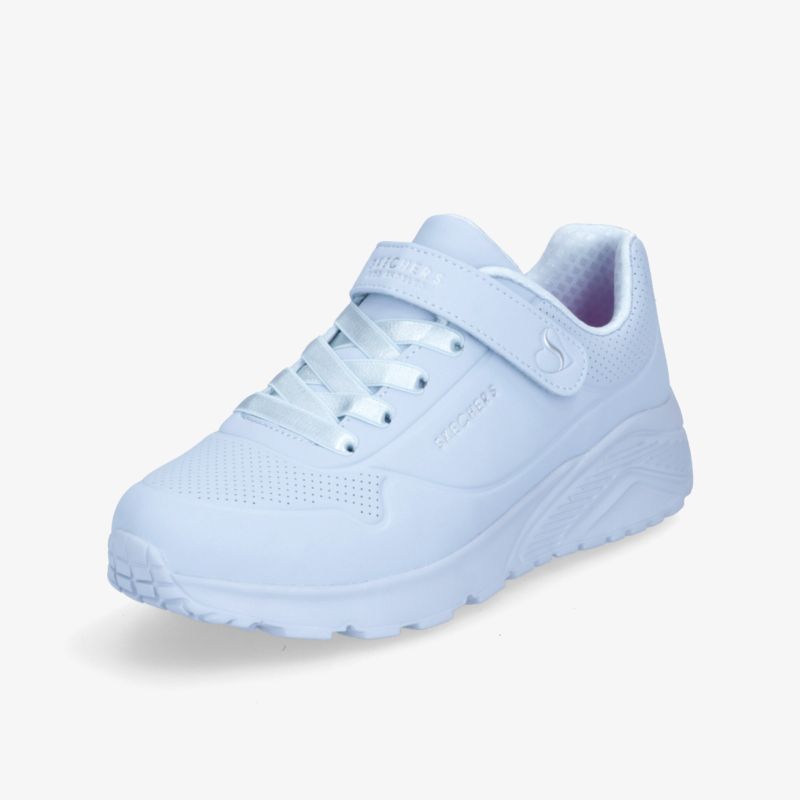 Müheloser Stil mit weißem Sneaker, Klettverschluss und bequemer Passform, perfekt für vielseitigen Einsatz