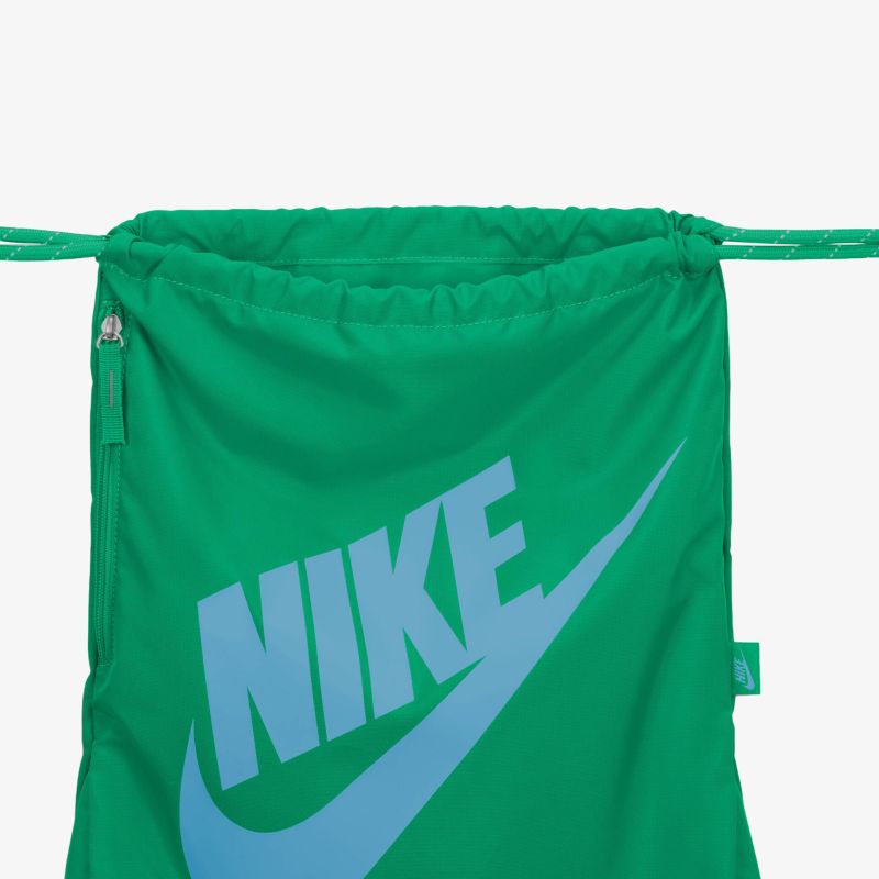 Grüner Nike Turnbeutel mit großem Logo, ideal für Sport und Freizeit, praktisch und stilvoll