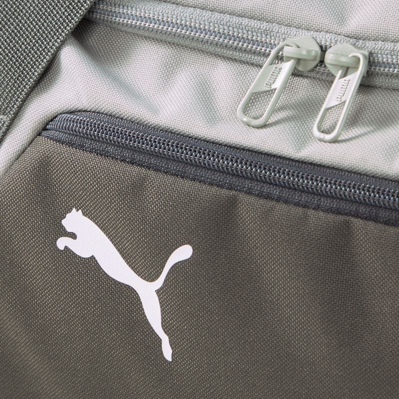 Langlebige Sporttasche mit doppelseitigem Reißverschluss und markantem Logodesign.