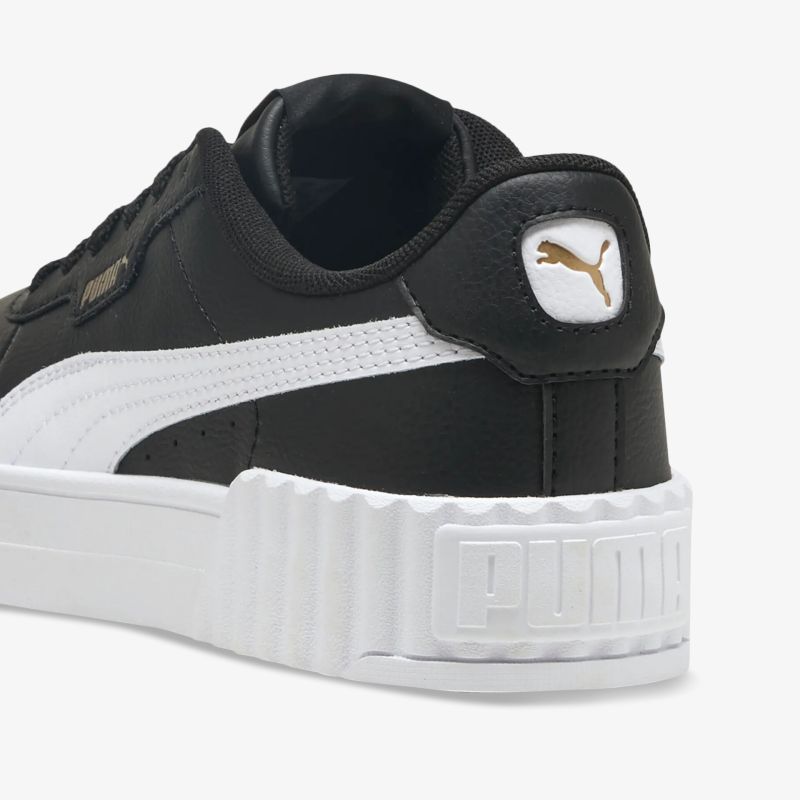 Detailaufnahme eines schwarzen Puma Sneakers mit weißer Schnalle und robustem Sohlenprofil