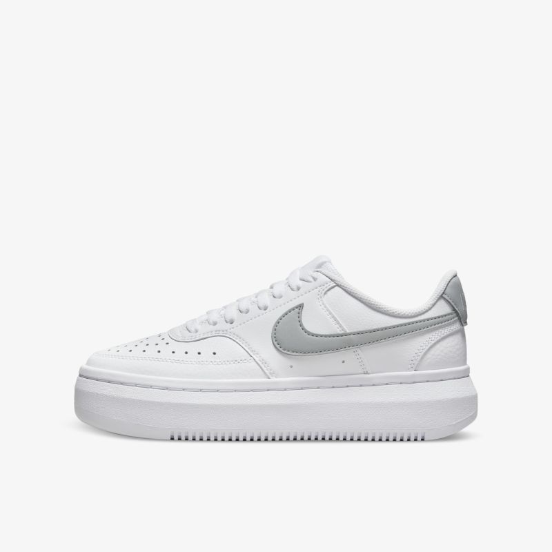 Moderner weißer Sneaker mit grauem Swoosh und flacher Sohle. Ideal für sportlichen Komfort.