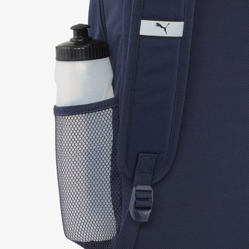 Detailaufnahme einer Rucksack-Seitentasche mit Trinkflasche im Netzfach und verstellbarem Schultergurt