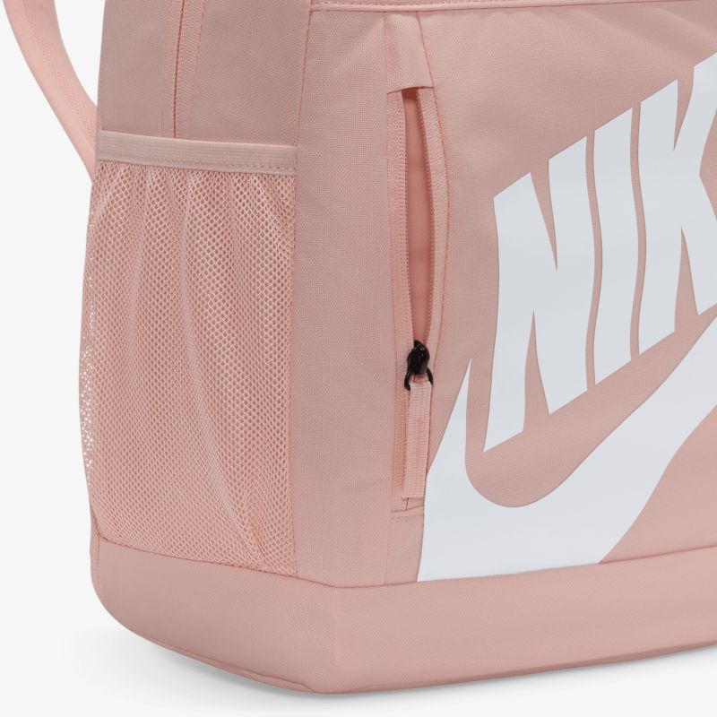 Detailaufnahme eines robusten rosa Nike Rucksacks mit Reißverschluss und praktischem Netzfach