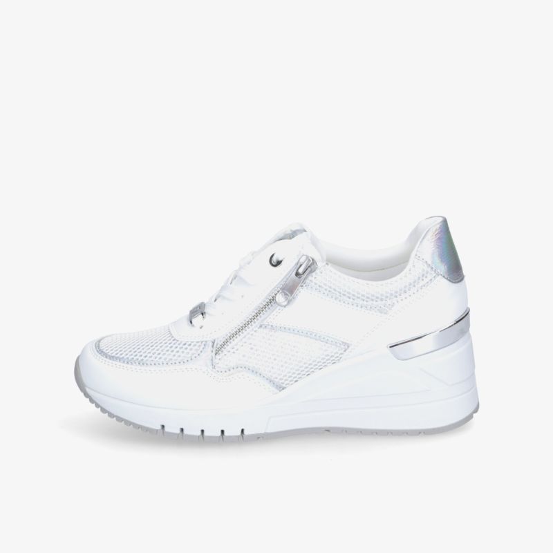 Moderner weißer Sneaker mit Keilsohle und atmungsaktivem Material, sportlich und bequem, seitliche Ansicht