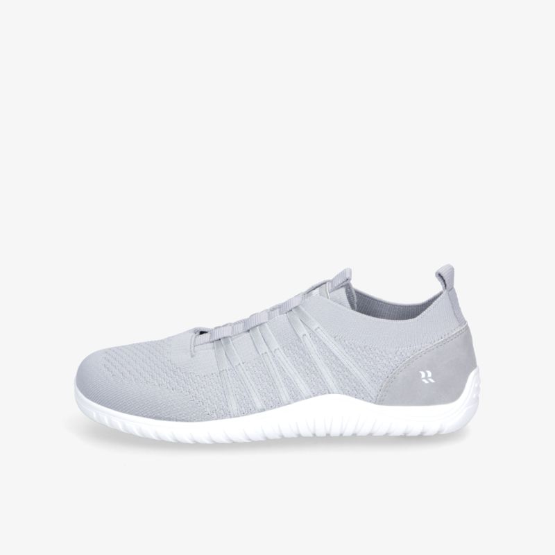 Grauer leichter Sneaker mit flexibler Sohle und atmungsaktivem Material in klarer Seitenansicht