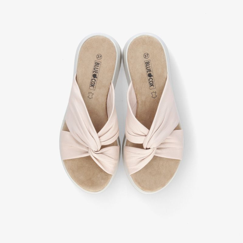 Stilvolle und bequeme Sandalen mit weichem Fußbett und elegantem Knoten-Design in Beige.