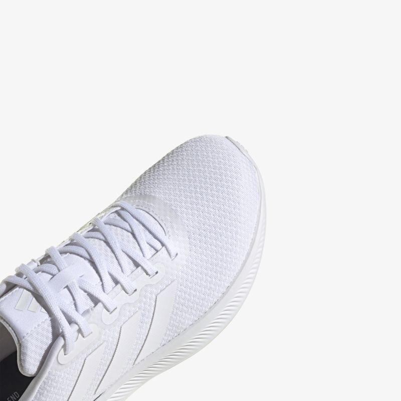 Moderner weißer Sneaker mit atmungsaktivem Obermaterial und rutschfester Sohle, ideal für sportliche Aktivitäten.